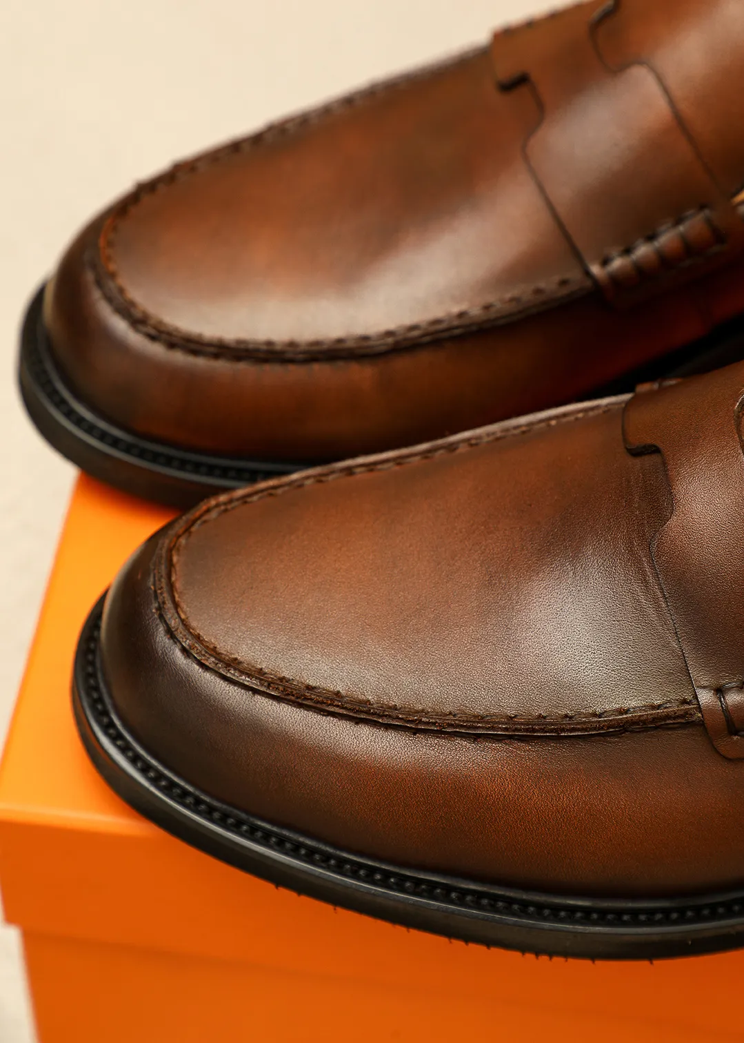 Men's shoes 💰460 💐 Product trademark: HERMES "Hermès" casual leather shoes Regular size: 38-44 (45.46🉑️customized) Product materials: Selected imported first-layer calfskin upper + luxury hardware buckle, imported water-dyed 🐂 cowhide lining. Strong three-dimensional visual effect, foam outsole Color: 4⃣️colors available